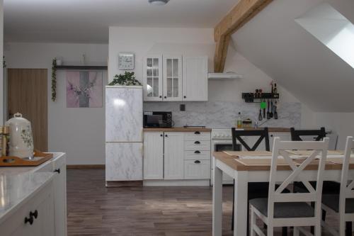 Zlaté slunce, apartmán 150m2, až 12 osob (Zlate slunce, apartman 150m2, az 12 osob) in Petrovice