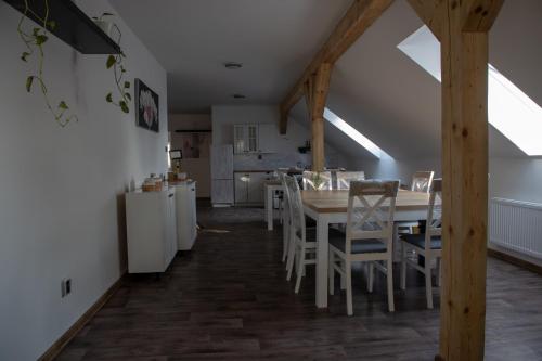 Zlaté slunce, apartmán 150m2, až 12 osob (Zlate slunce, apartman 150m2, az 12 osob) in Petrovice
