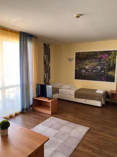 One-Bedroom Suite with Balcony image 2