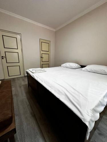 Avchieva's apt on Khachatryan street