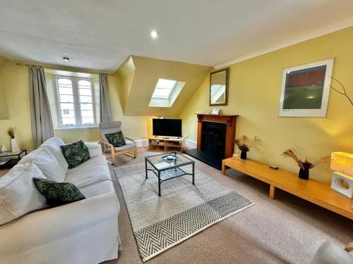 Parliament Sq (apt 5) Royal mile - image 2