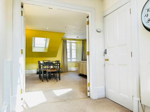 Parliament Sq (apt 5) Royal mile - image 13