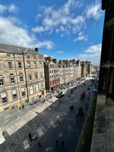 Parliament Sq (apt 5) Royal mile - image 14