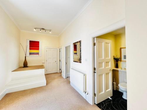 Parliament Sq (apt 5) Royal mile - image 4