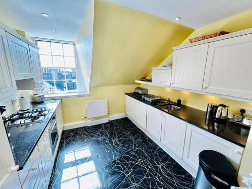 Parliament Sq (apt 5) Royal mile - main image