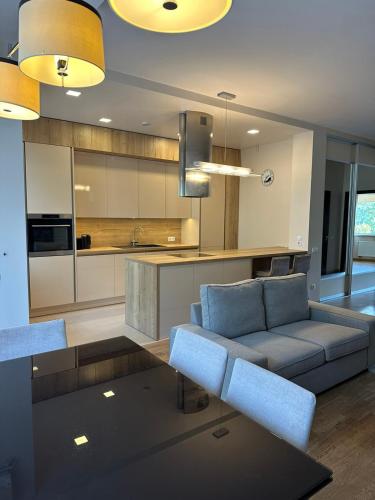Dvaro slenio cottage with terrace and parking in ปูร์มาแล