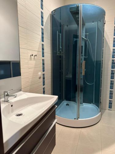 Dvaro slenio cottage with terrace and parking in ปูร์มาแล