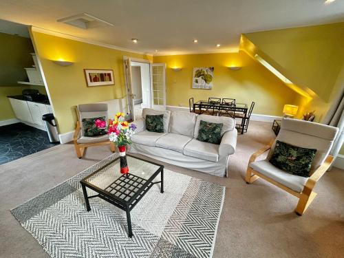 Parliament Sq (apt 5) Royal mile - image 6