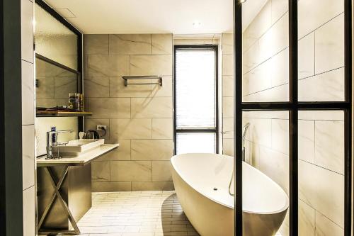 room detail thumbnail 2