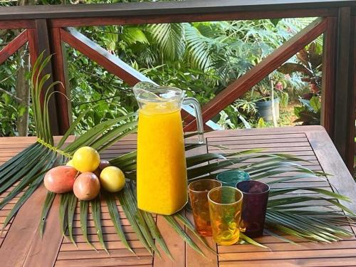 Balkons/terase, Home Song in Calibishie