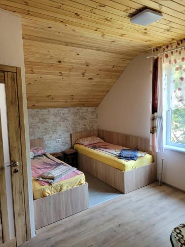 2 twin beds, 1 sofa bed