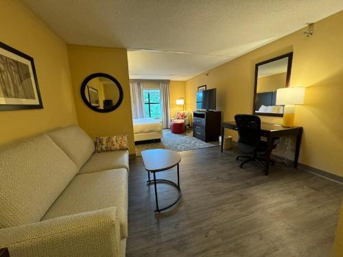 Comfort Inn & Suites Lexington Park - image 11