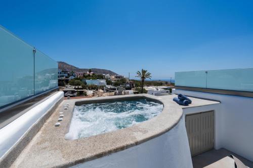 جاكوزي, NEW Yiota Collection 4 Suites & 4 Prive Jacuzzi in ميجالوشوري