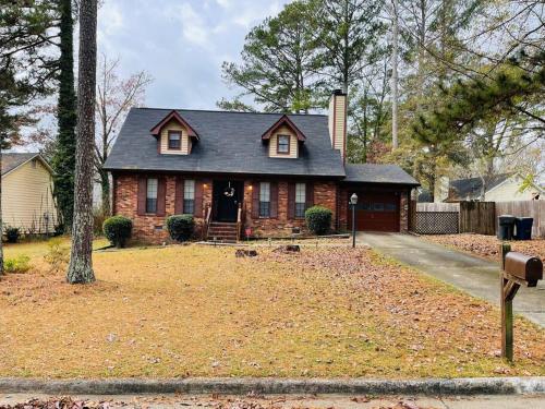 Peaceful Bungalow Getaway 10min Airport & Downtown in Riverdale, USA