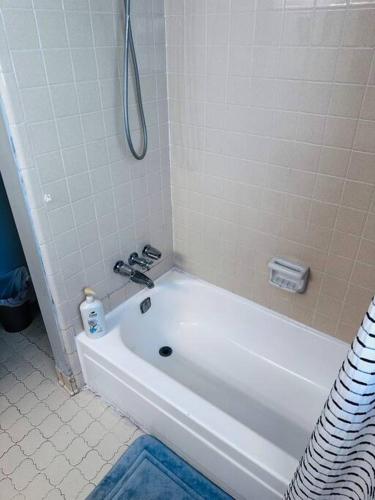 Peaceful Bungalow Getaway 10min Airport & Downtown in Riverdale, USA