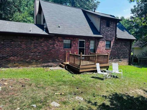 Peaceful Bungalow Getaway 10min Airport & Downtown in Riverdale, USA