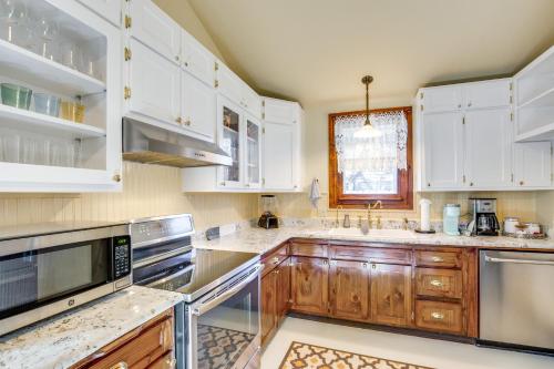 Granbury Home with Fire Pit, Walk to The Square! in Granbury, USA