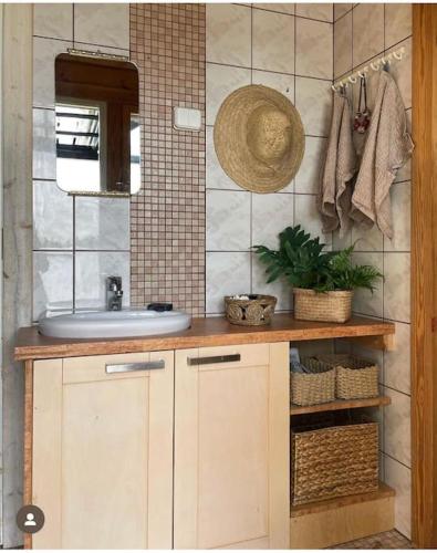 Tunnelmallinen ilmastoitu järvenrantahuvila (Tunnelmallinen ilmastoitu jarvenrantahuvila) in 佩賴塞奈約基