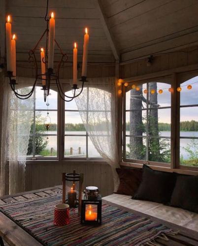 Tunnelmallinen ilmastoitu järvenrantahuvila (Tunnelmallinen ilmastoitu jarvenrantahuvila) in 佩賴塞奈約基