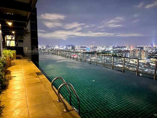 Stylish Urban Oasis Icon City with Sky Pool and Cozy Interior Stylish Urban Oasis Icon City with Sky Pool and Cozy Interior