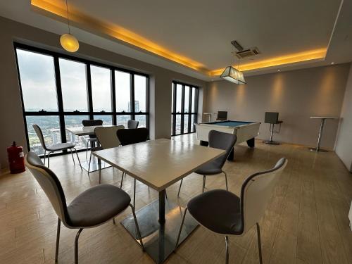 Stylish Urban Oasis Icon City with Sky Pool and Cozy Interior Stylish Urban Oasis Icon City with Sky Pool and Cozy Interior