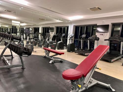 Stylish Urban Oasis Icon City with Sky Pool and Cozy Interior Stylish Urban Oasis Icon City with Sky Pool and Cozy Interior