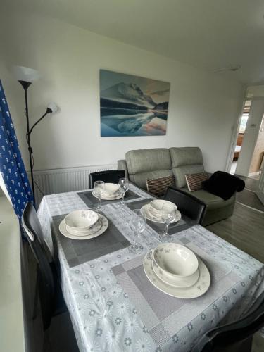 3 Bed Serviced Accommodation with Free Parking & Tram Stop, 10 minutes from Airport and Center 3 Bed Serviced Accommodation with Free Parking & Tram Stop, 10 minutes from Airport and Center