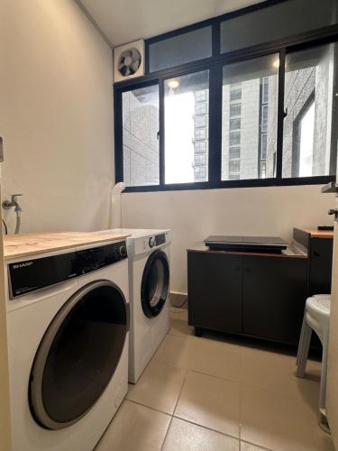 Stylish Urban Oasis Icon City with Sky Pool and Cozy Interior Stylish Urban Oasis Icon City with Sky Pool and Cozy Interior