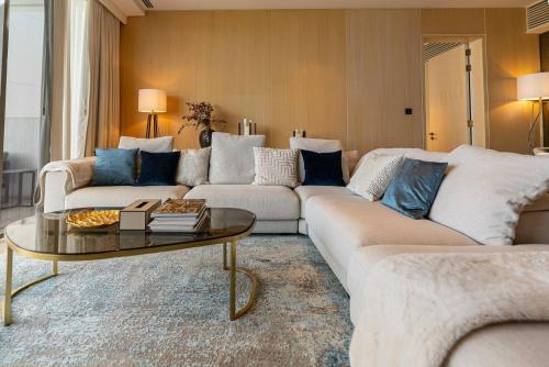 Exclusive 2BR in Five Palm Jumeirah - Beach Access - image 12