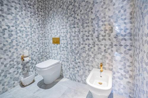 Exclusive 2BR in Five Palm Jumeirah - Beach Access - image 7