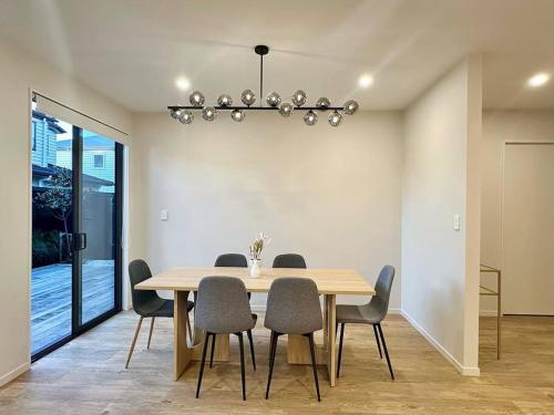 New Spacious 4Beds Family Home near Auckland Zoo