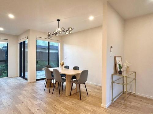 New Spacious 4Beds Family Home near Auckland Zoo