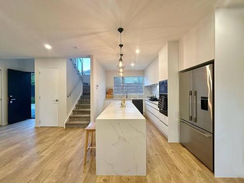 New Spacious 4Beds Family Home near Auckland Zoo