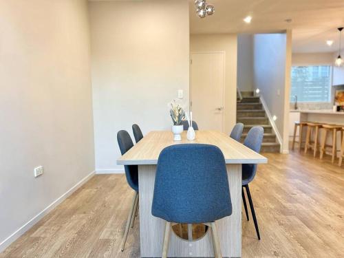 New Spacious 4Beds Family Home near Auckland Zoo