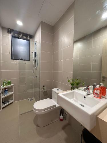 Stylish Urban Oasis Icon City with Sky Pool and Cozy Interior Stylish Urban Oasis Icon City with Sky Pool and Cozy Interior