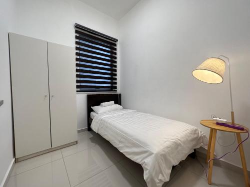 Stylish Urban Oasis Icon City with Sky Pool and Cozy Interior Stylish Urban Oasis Icon City with Sky Pool and Cozy Interior