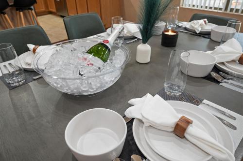 Mirage Peak Manor Luxury Villa Pool Spa Games Hosted by Relaxtay