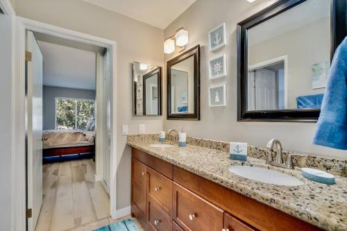 Pacific Beach Resort Condo - Walk to the Beach in San Diego, USA