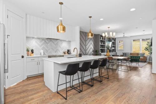 Stunning Home with Garage and Patio Walk to Restaurants 12 South and Belmont, Nashville