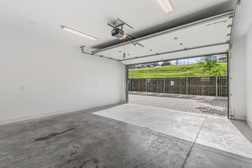 Stunning Home with Garage and Patio Walk to Restaurants 12 South and Belmont in Nashville, USA