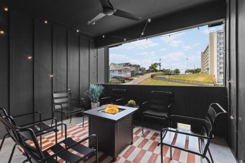 Walk to 12 South and Belmont with Garage FirePit and Patio in Nashville, USA