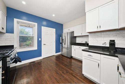 kuhinja, Gorgeous 5 BR Gem with Games in Ashburn