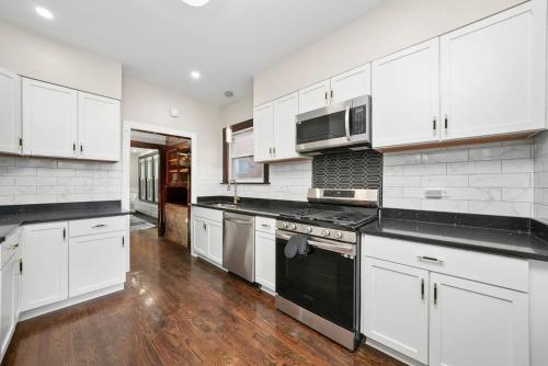 kuhinja, Gorgeous 5 BR Gem with Games in Ashburn