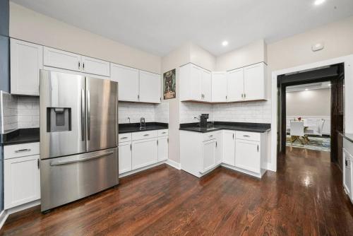 kuhinja, Gorgeous 5 BR Gem with Games in Ashburn