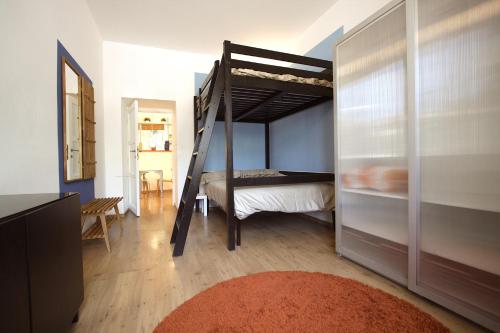 Garbatella 2BR Holiday House, Рим (фото 4)