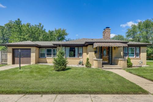 1 Mi to Notre Dame Stadium Quiet Home with Fire Pit in South Bend, USA