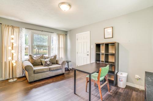 1 Mi to Notre Dame Stadium Quiet Home with Fire Pit in South Bend, USA