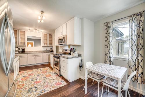 1 Mi to Notre Dame Stadium Quiet Home with Fire Pit in South Bend, USA