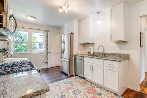 1 Mi to Notre Dame Stadium Quiet Home with Fire Pit in South Bend, USA