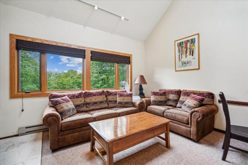 Pleasantly decorated with A/C and hot tub access E7 in Killington, USA